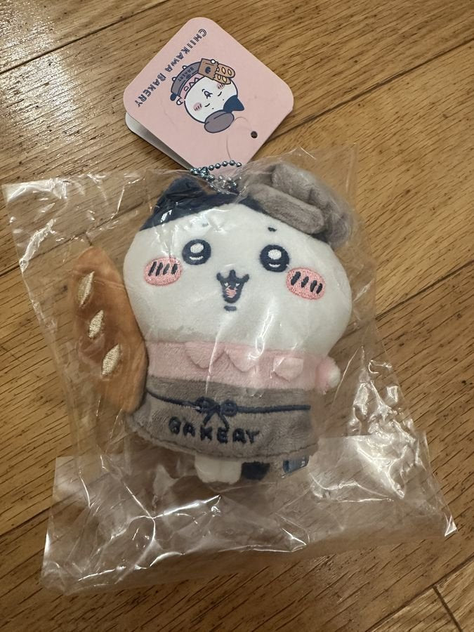 CHIIKAWA 吉伊卡哇麵包店 店員公仔掛飾（小八）